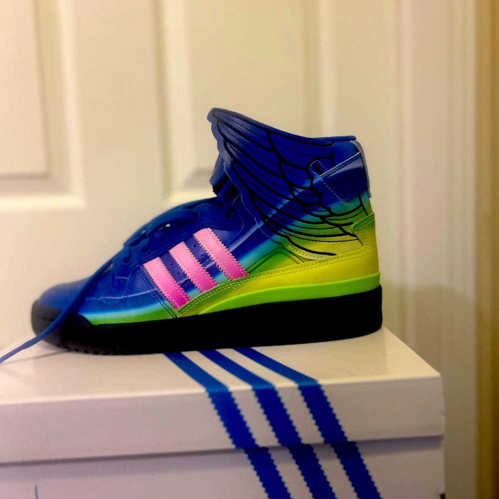 SOLD!!! Adidas men’s Jeremy Scott wings size 9.5